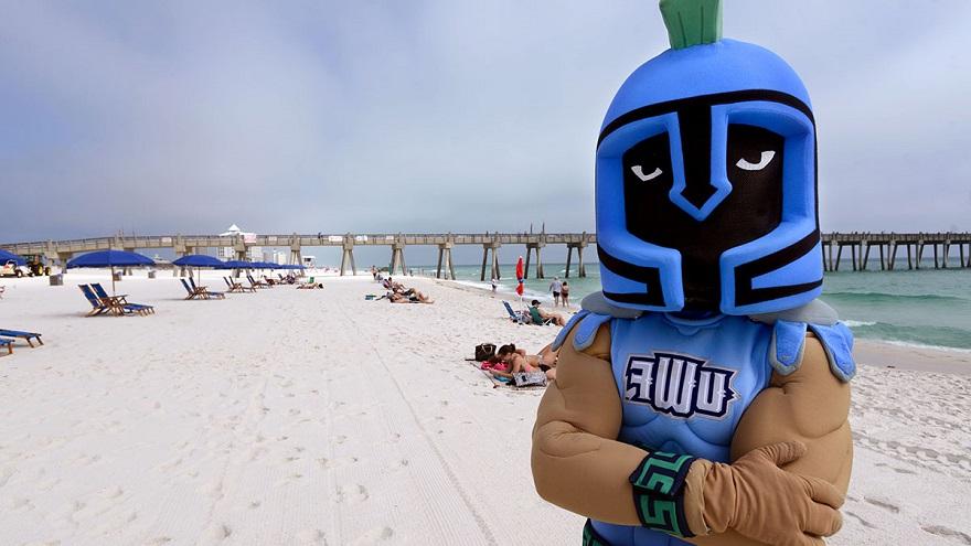 UWF吉祥物Argie站在彭萨科拉海滩.