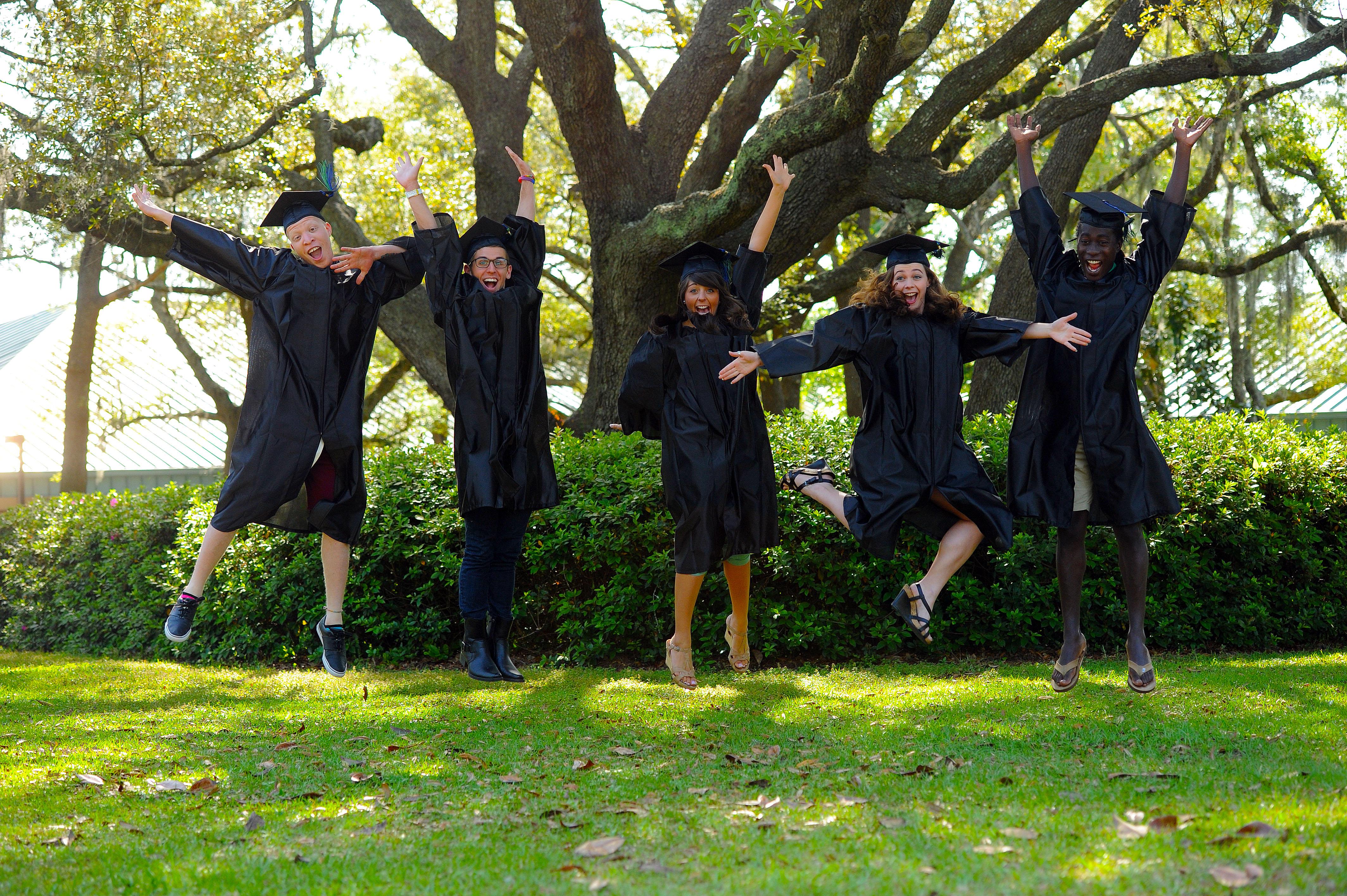 毕业的学生们跳起来庆祝